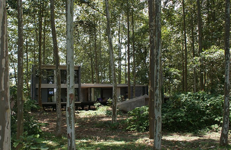 Casa Negra by ArquitectónicA Cecilia Yarmuch + Alejandro Aguilera 