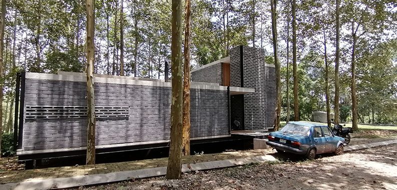 Casa Negra by ArquitectónicA Cecilia Yarmuch + Alejandro Aguilera 
