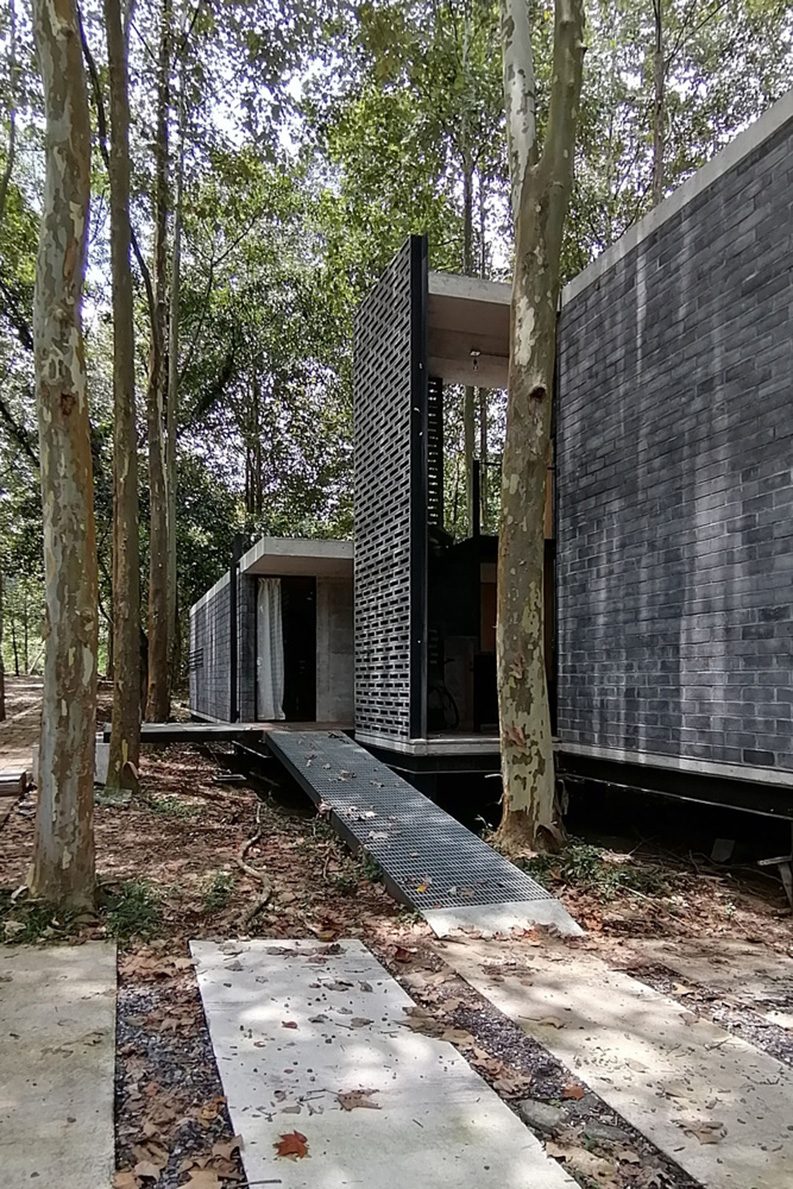 Casa Negra by ArquitectónicA Cecilia Yarmuch + Alejandro Aguilera 