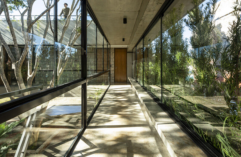 Casa Yvyraju by OMCM arquitectos