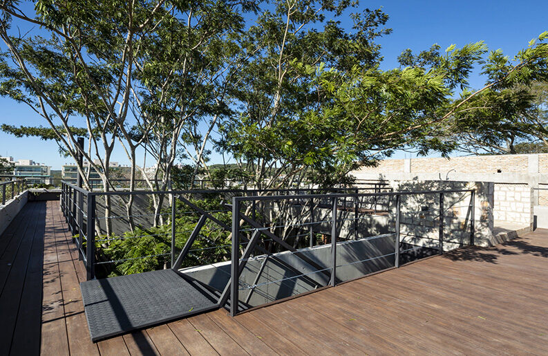 Casa Yvyraju by OMCM arquitectos