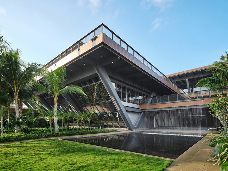 Centro de Actividades para Trabajadores de Haikou by CADG