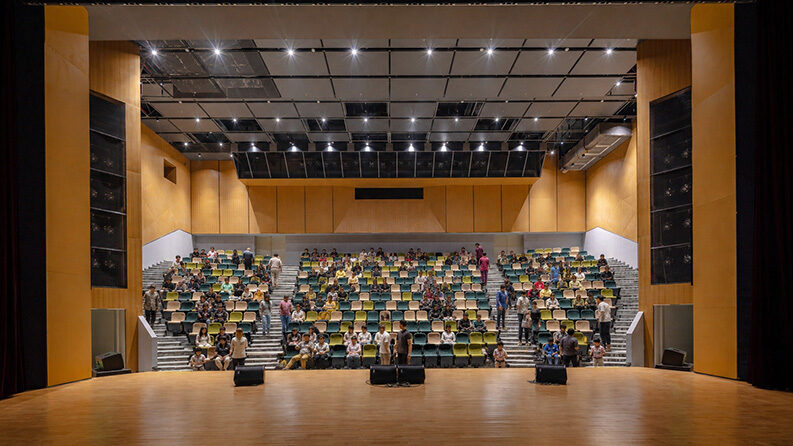 Centro de Actividades para Trabajadores de Haikou by CADG