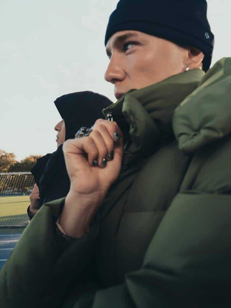 Diseño y tecnología. Lewis Hamilton presenta los nuevos abrigos de Lululemon