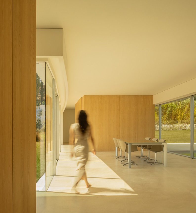 Villa Lago by Fran Silvestre Arquitectos 