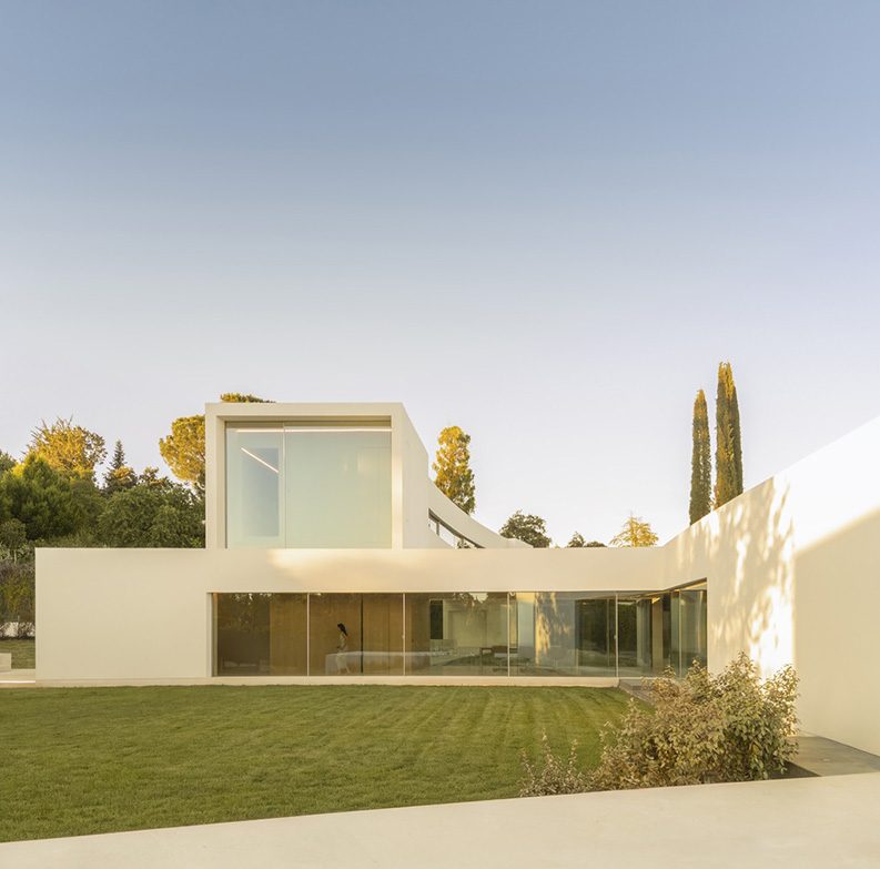 Villa Lago by Fran Silvestre Arquitectos 
