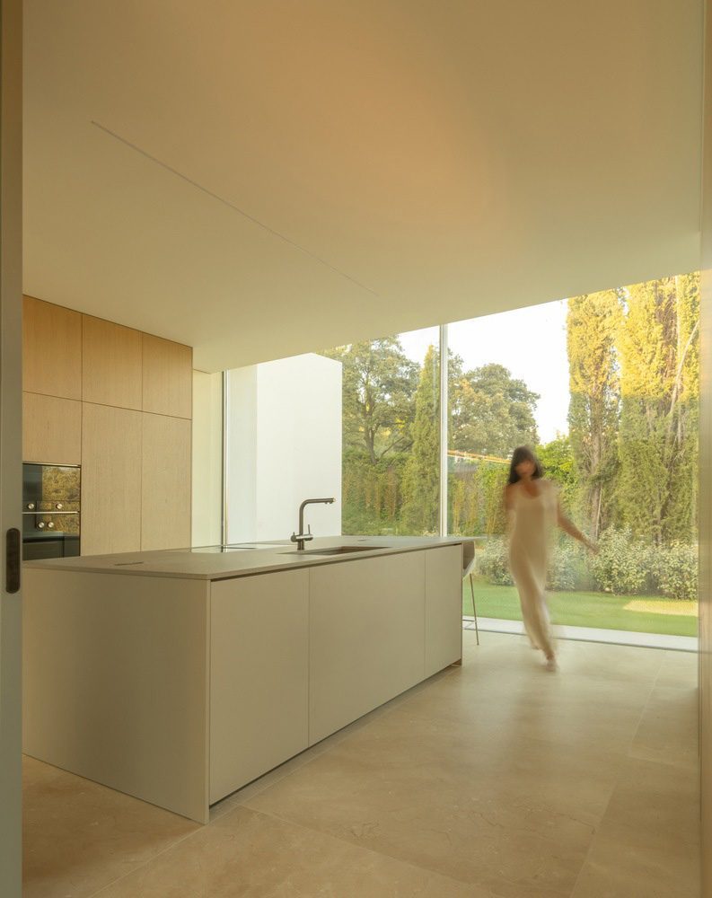 Villa Lago by Fran Silvestre Arquitectos 